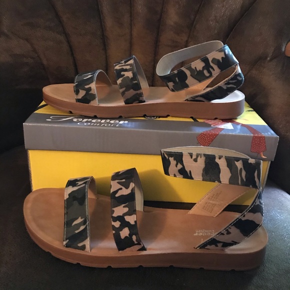 NWT Camouflage Tan & Green Stretch Sandals - Picture 3 of 14